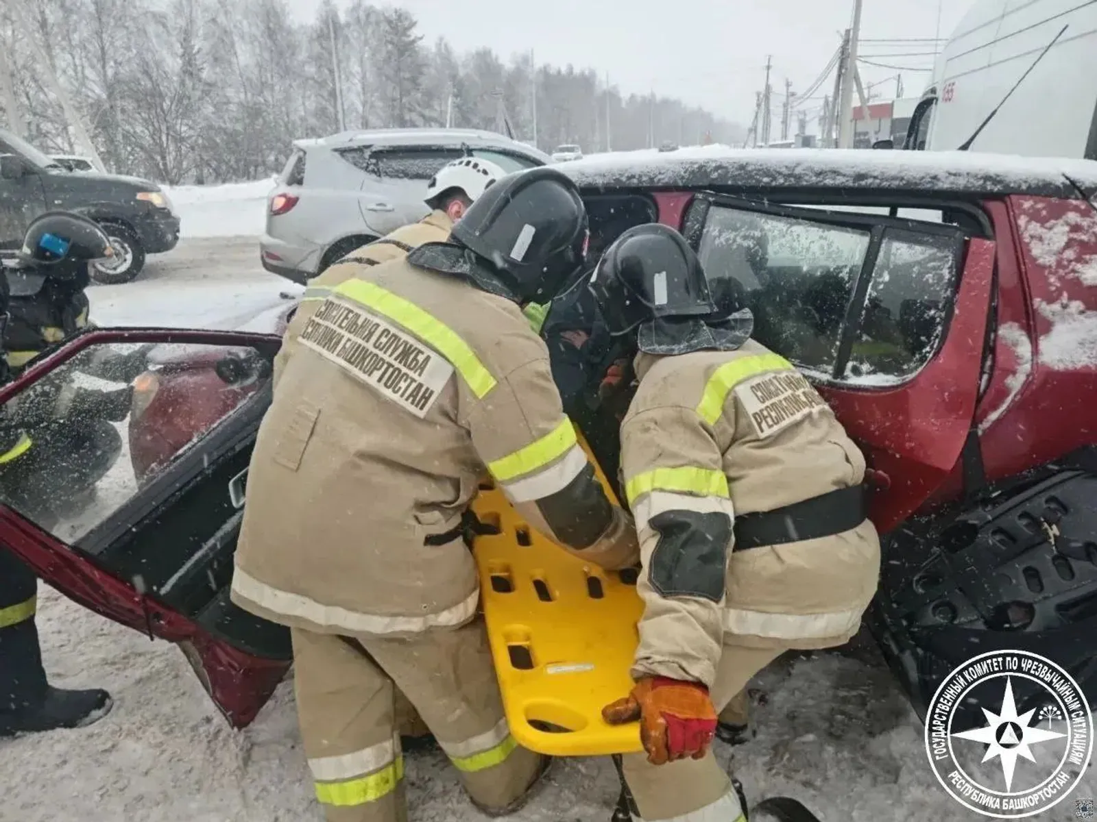 Женщину зажало в автомобиле после ДТП под Уфой