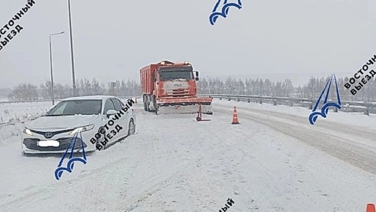 На Восточном выезде Уфы столкнулись «Камаз» и «Тойота»