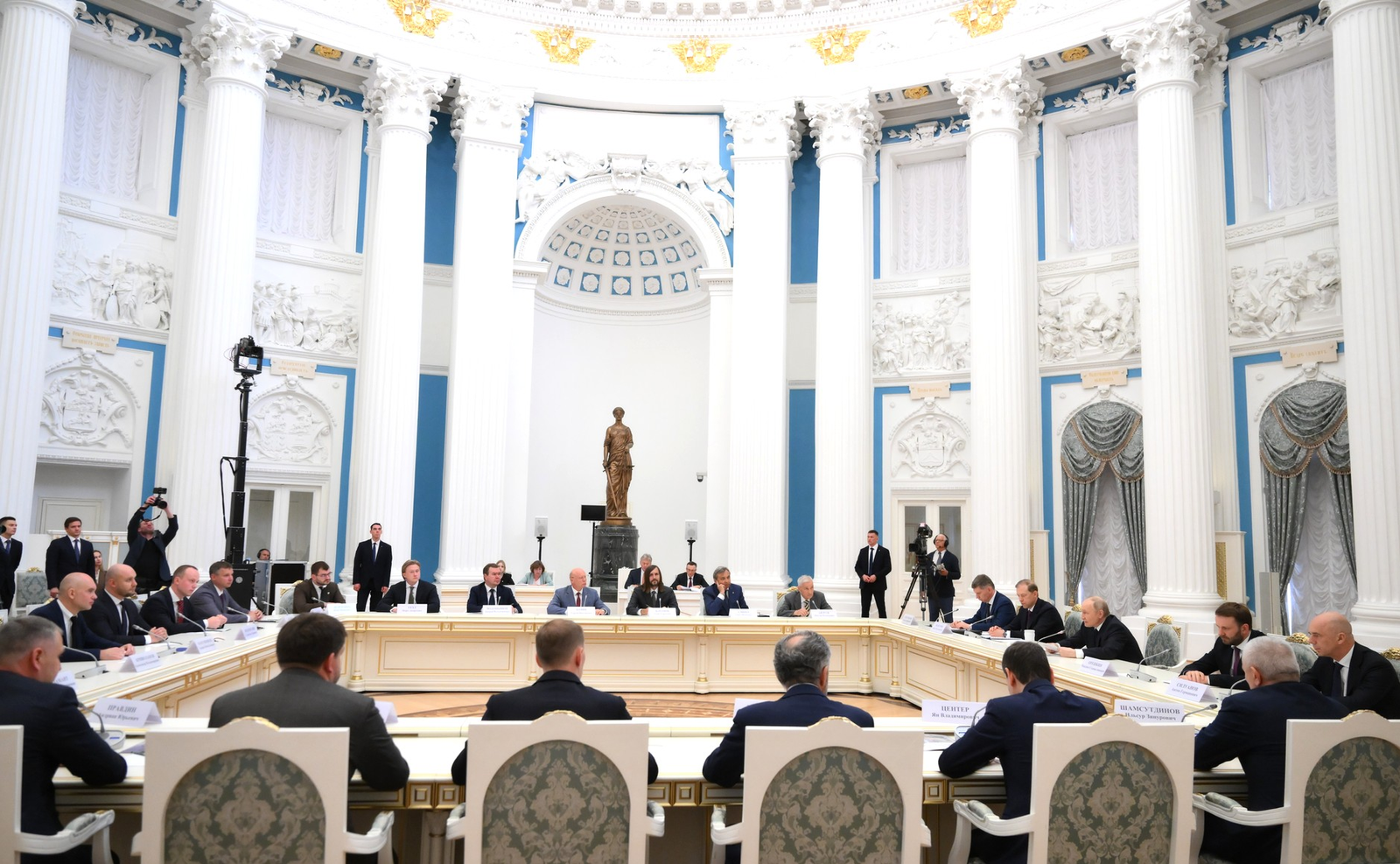 Путин  провёл встречу с представителями российских деловых кругов