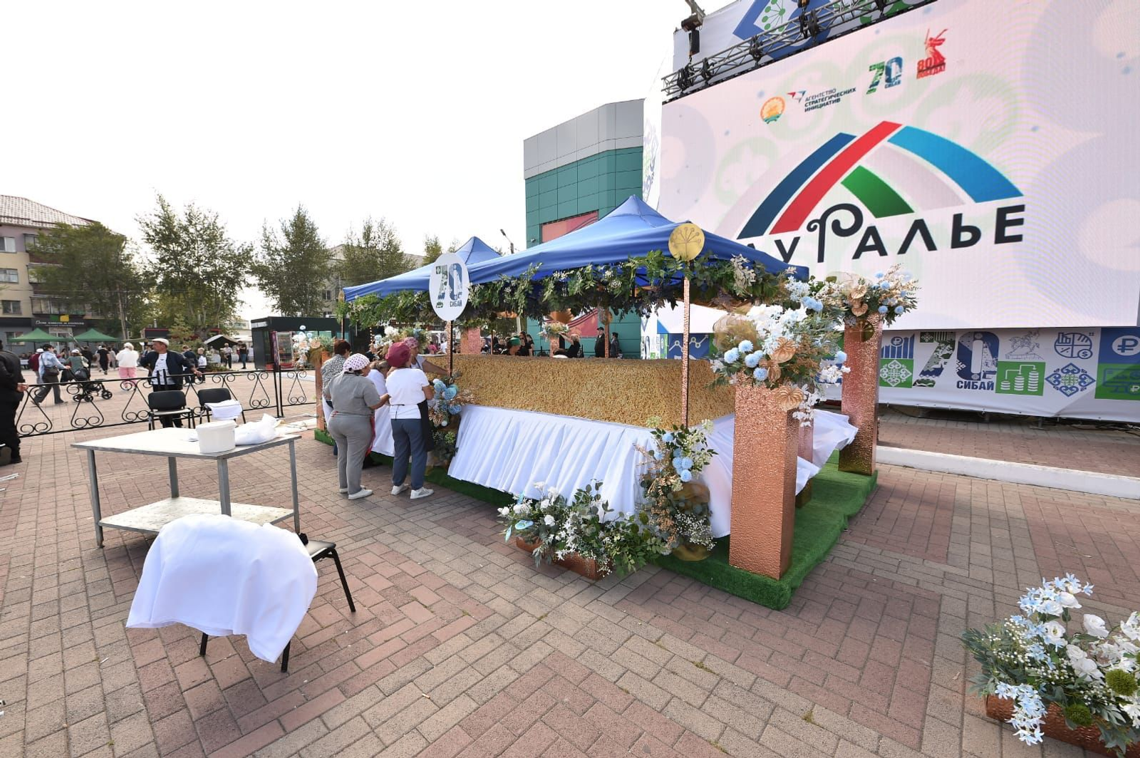 В Башкирии изготовили чак-чак длиной 6 метров и весом в тонну