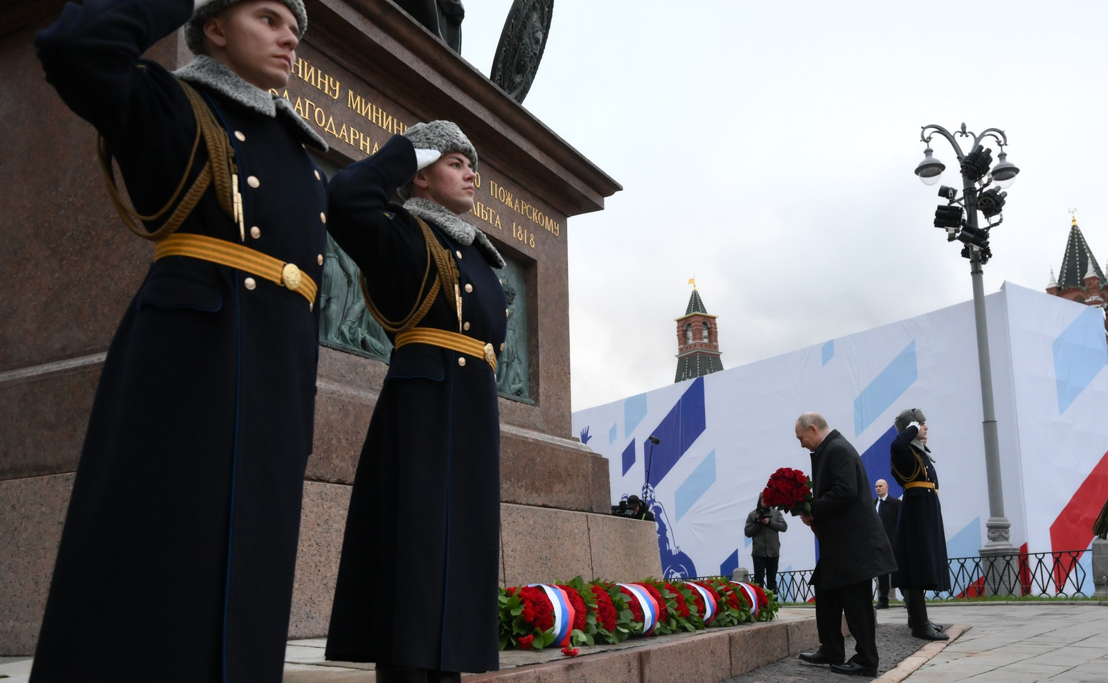 Путин возложил цветы к памятнику Кузьме Минину и Дмитрию Пожарскому