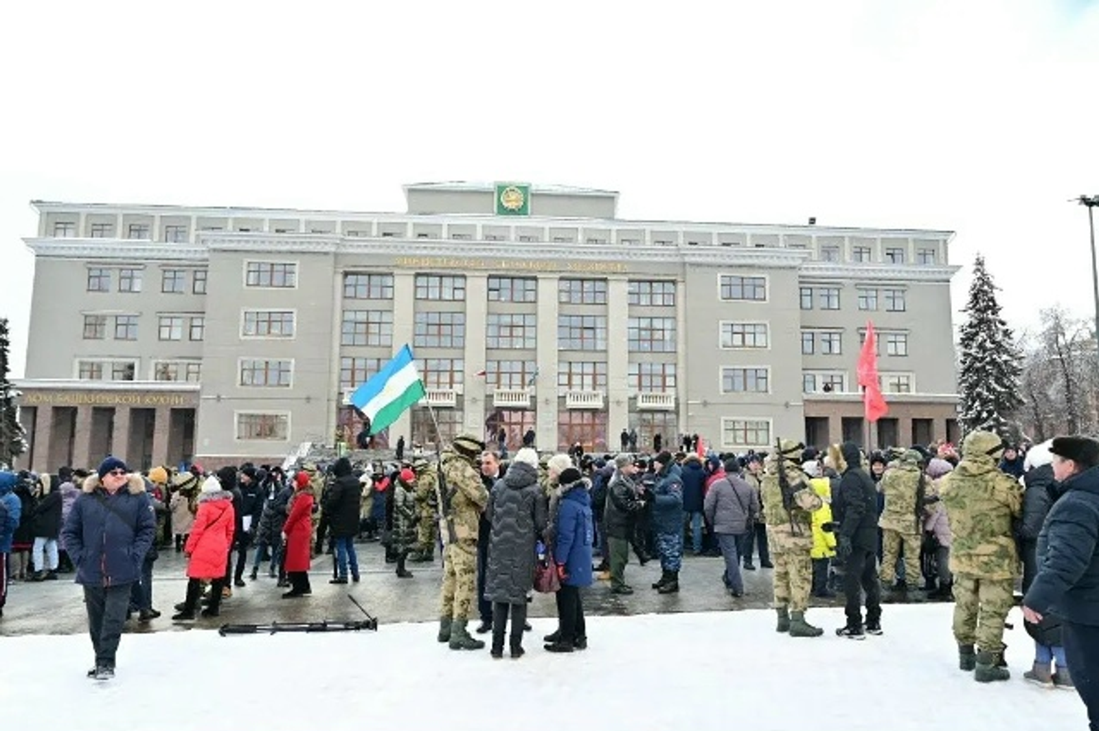 Радий Хабиров поздравил жителей РБ с Днём Государственного флага Башкортостана