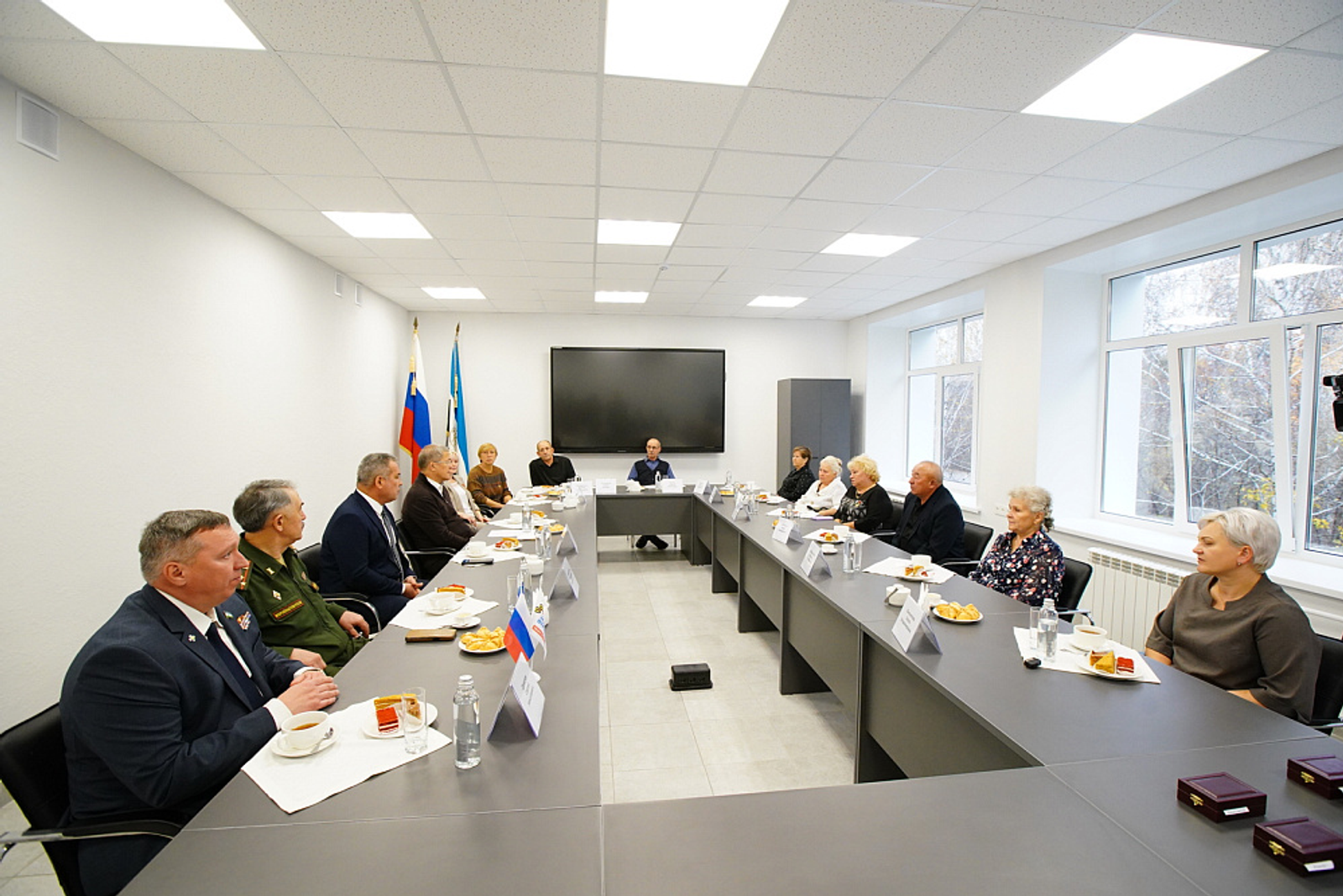 Радий Хабиров передал ордена генерала Шаймуратова семьям погибших бойцов