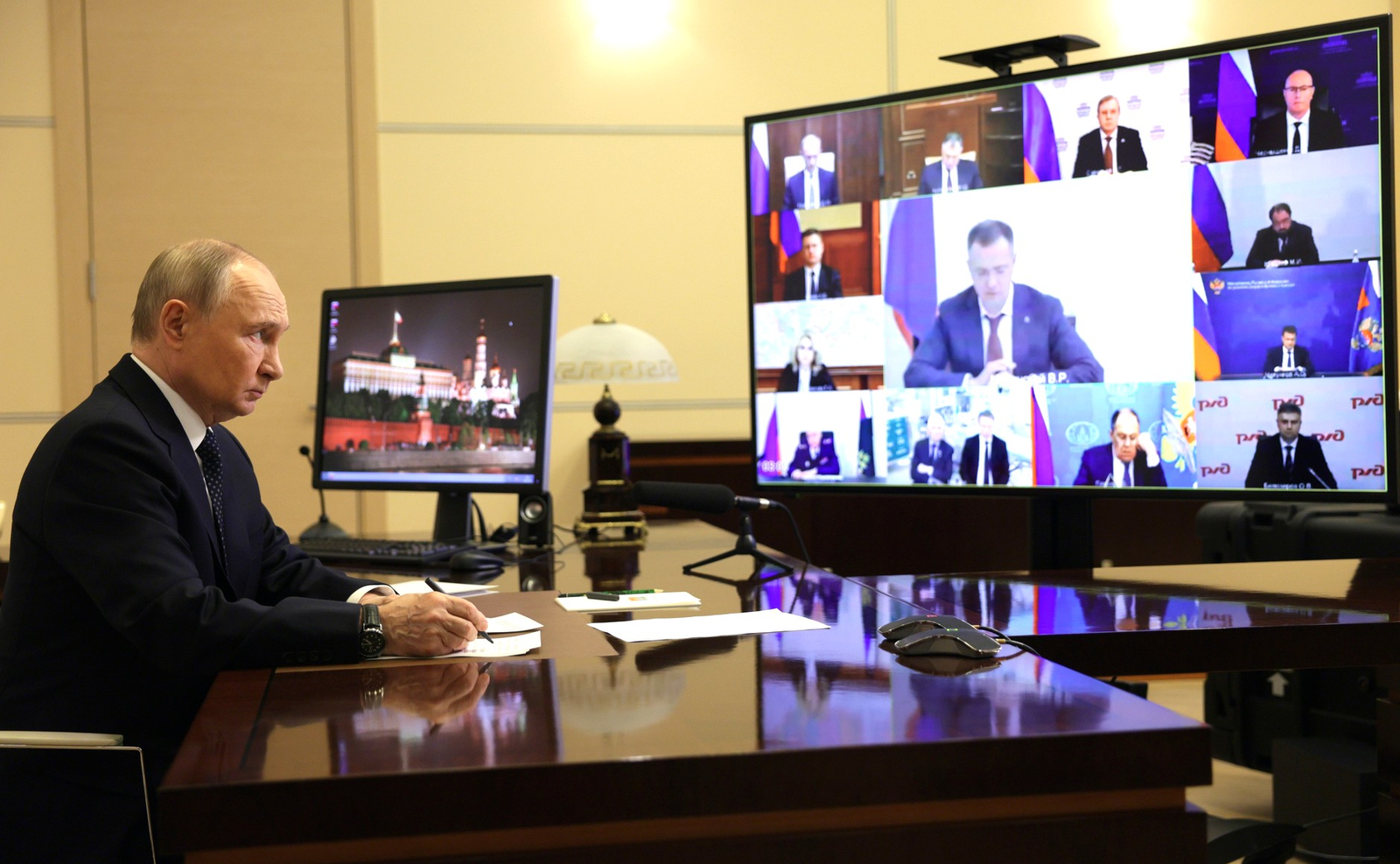 Путин провёл совещание с членами Правительства РФ