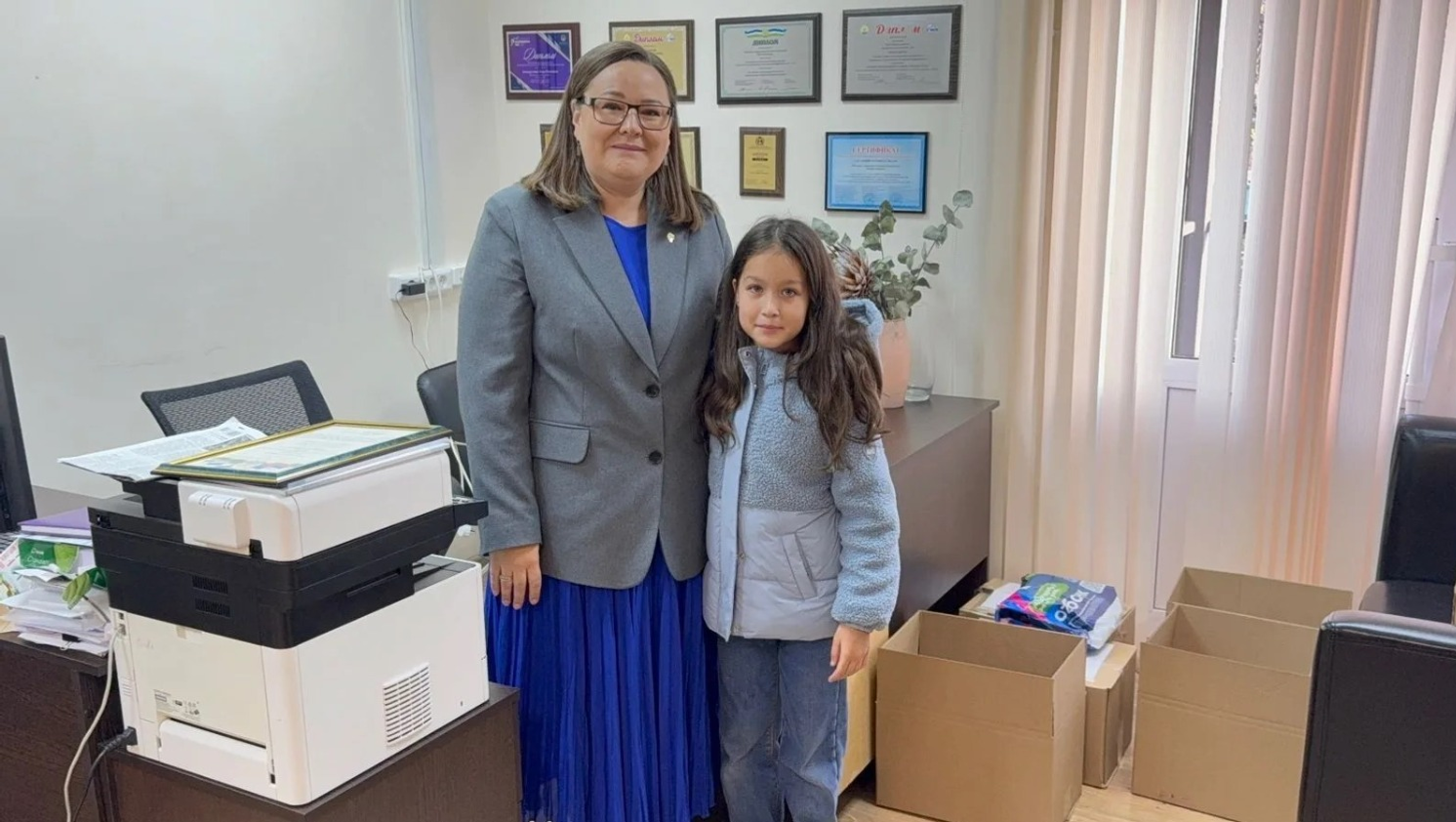 Председатель ОП РБ Энже Ахмадуллина с 10-летней Айзаной Янбарисовой, которая отдала личные сбережения из копилки на помощь участникам СВО.