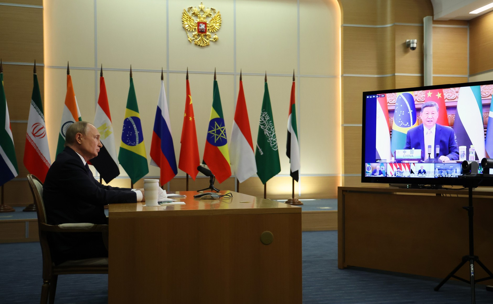 Путин принял участие во внеочередной встрече БРИКС