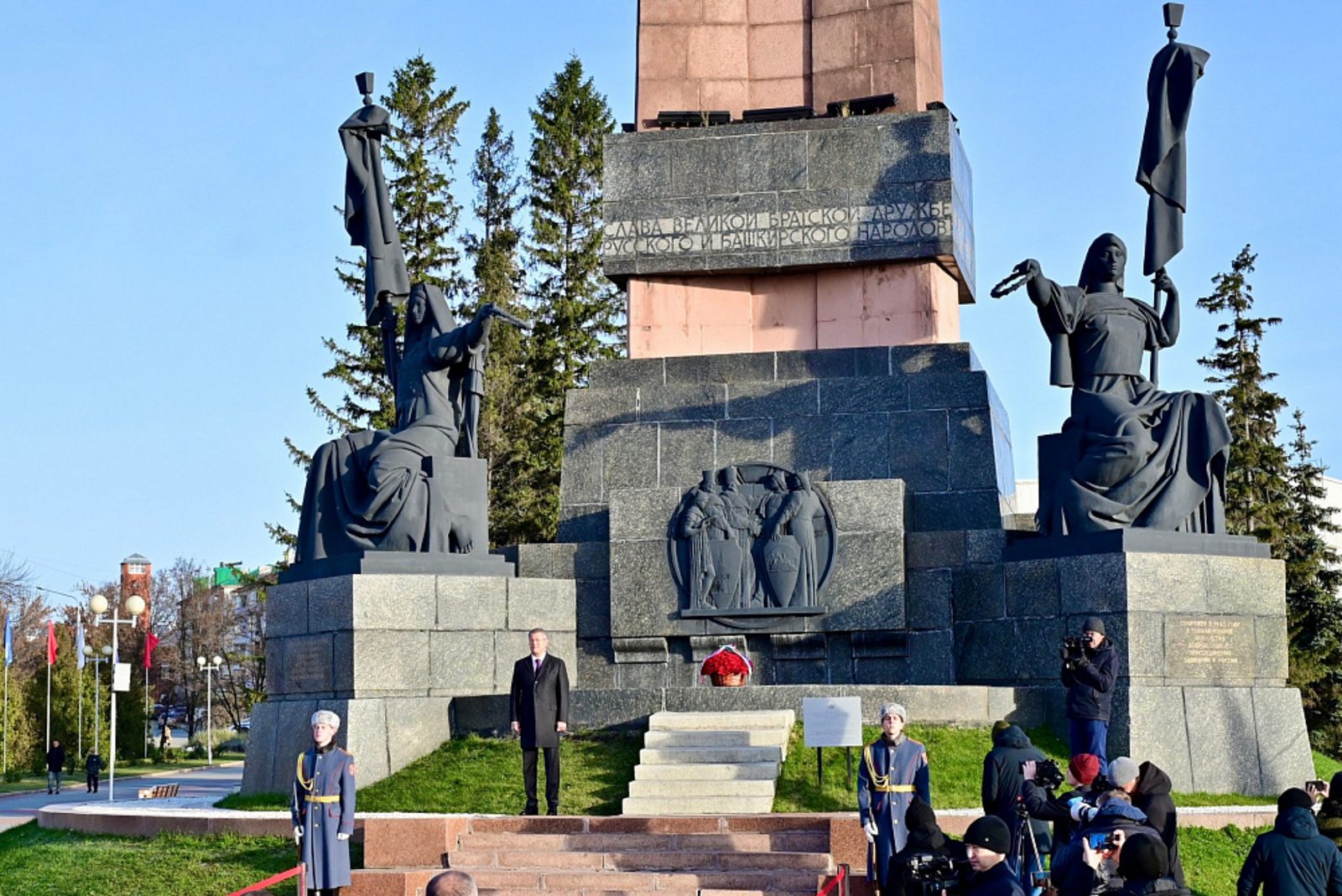 Радий Хабиров возложил цветы к Монументу Дружбы