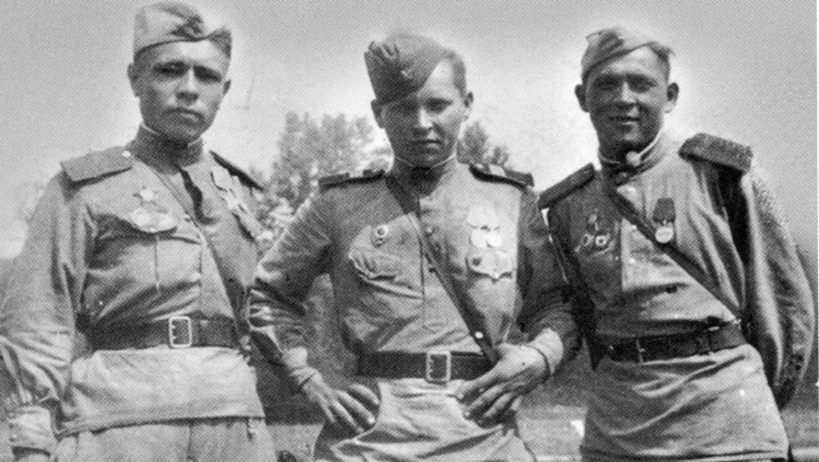 Мамун Гатиятуллин из Белебевского района, Самигулла Турумтаев из Хайбуллинского и Тимербулат Гизатуллин из Кармаскалинского района. Три неразлучных товарища плечом к плечу прошли всю войну и встретили Победу в освобожденной Чехословакии.
