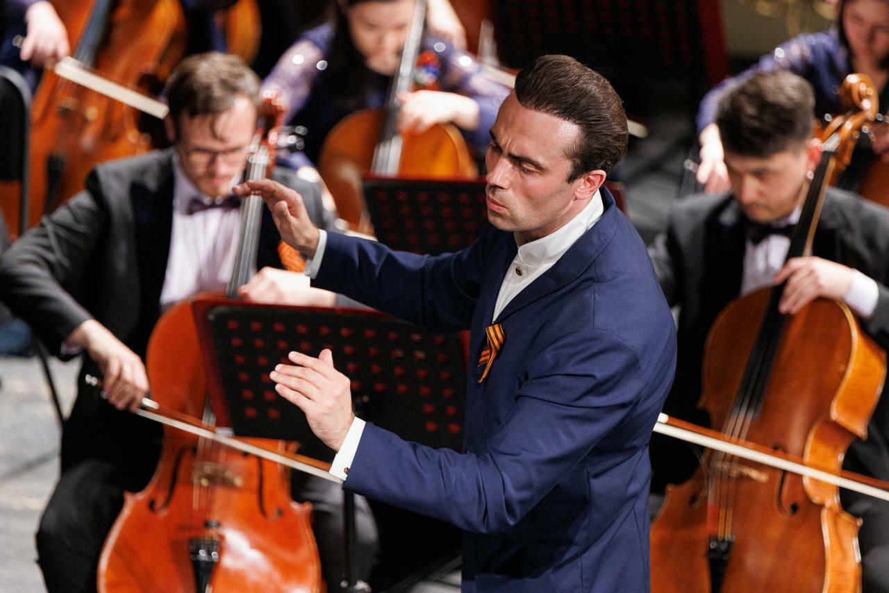 Высекая на сцене огонь Победы