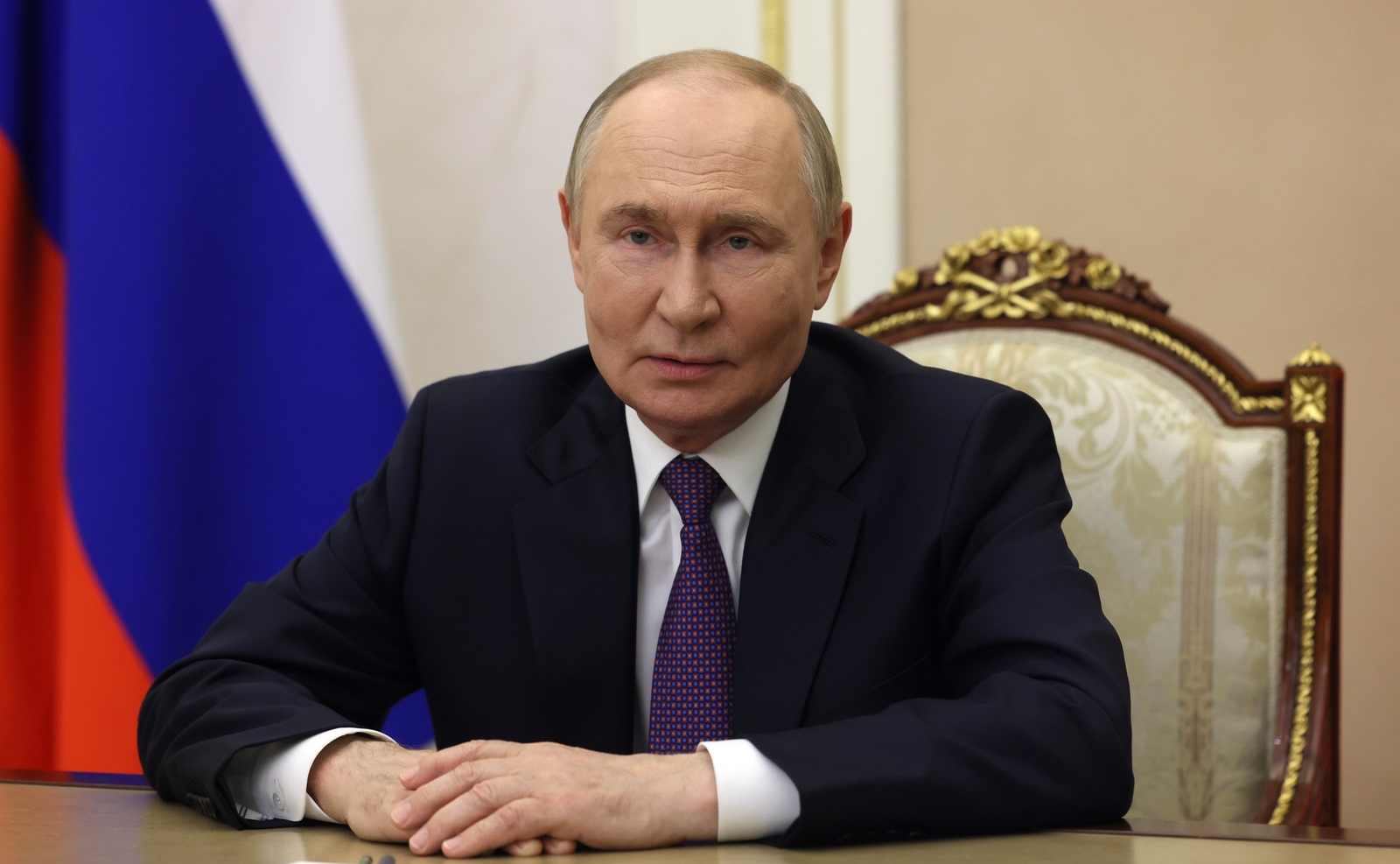 Путин поздравил с  Днем  железнодорожника