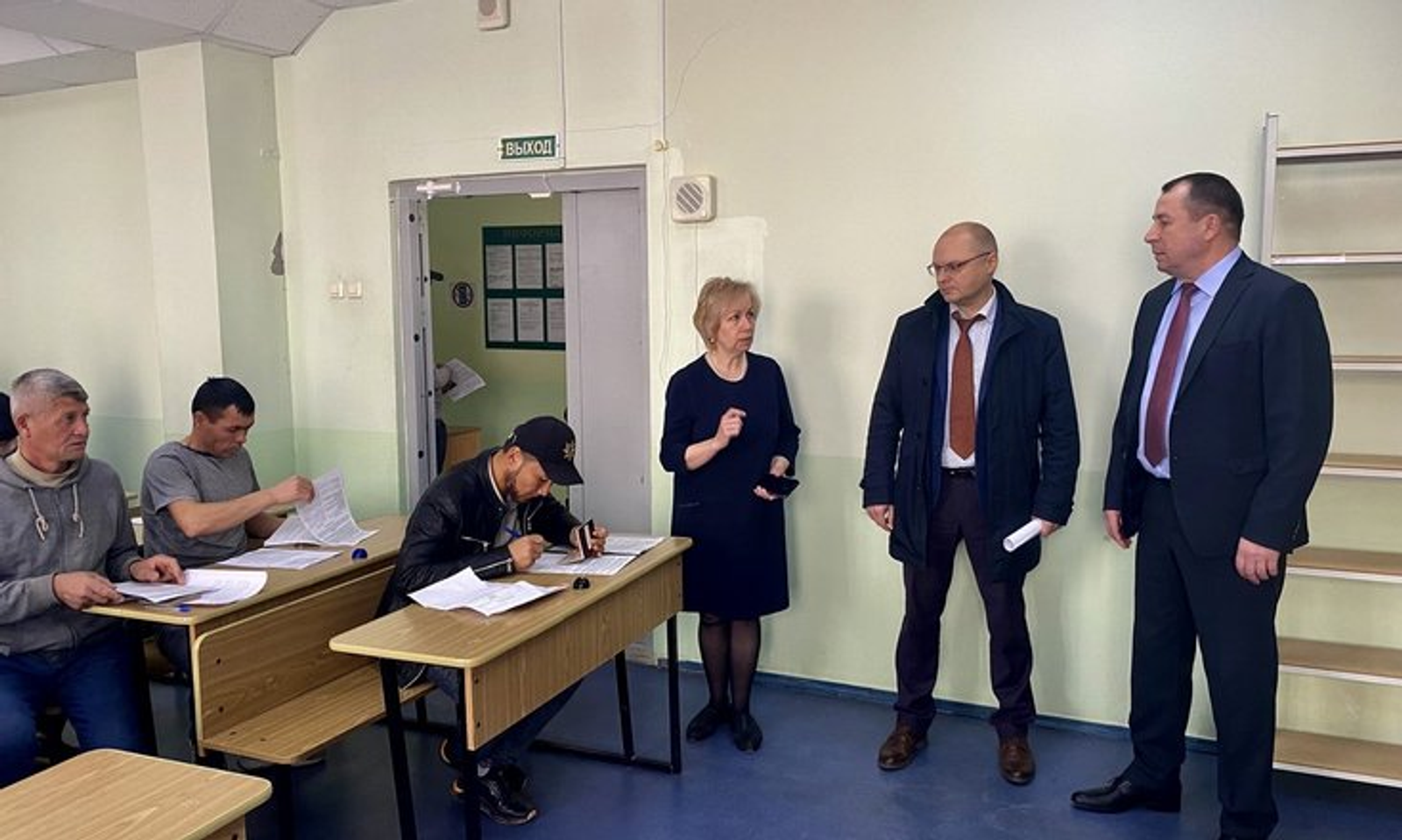 Завершается срок подачи документов для иностранцев