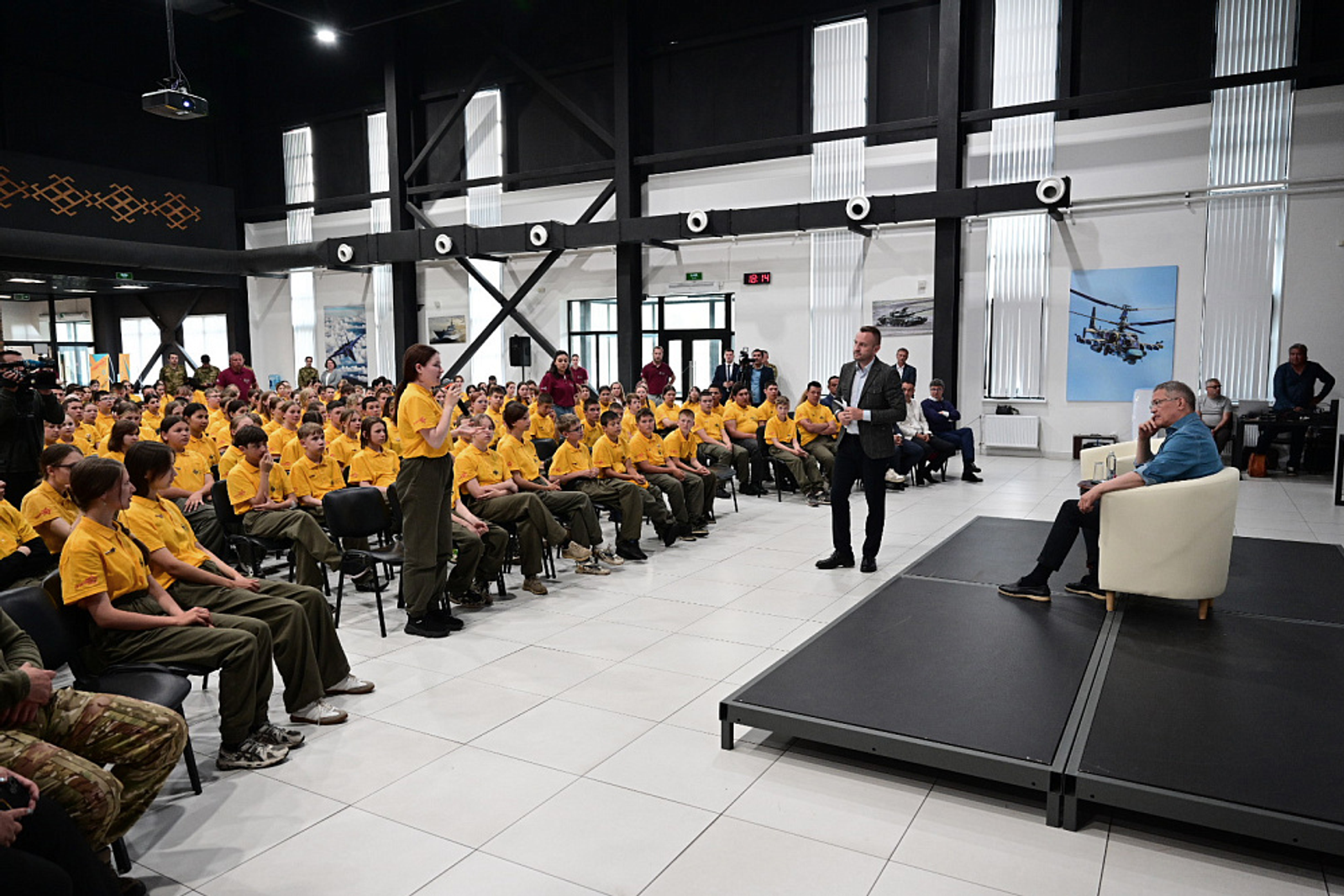 Радий Хабиров встретился с участниками лагеря «Страна героев»