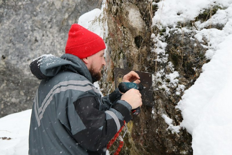 Активисты  РГО установили памятную доску в Аскынской  пещере