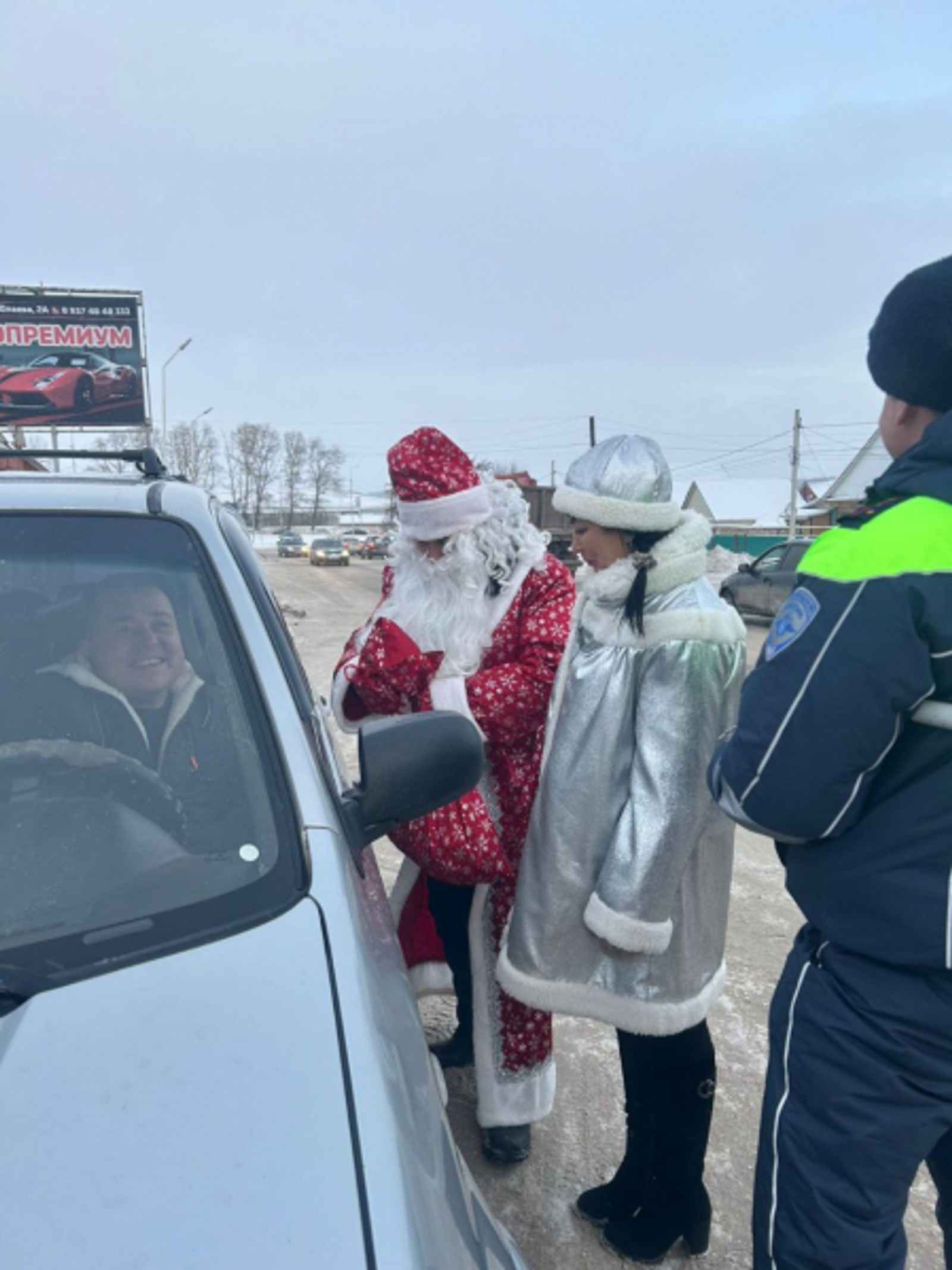 В Башкирии водителей поздравил  "сказочный патруль"