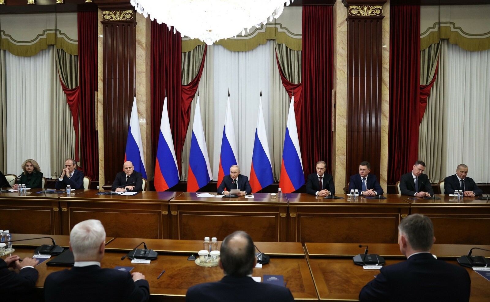 Путин встретился с членами правительства