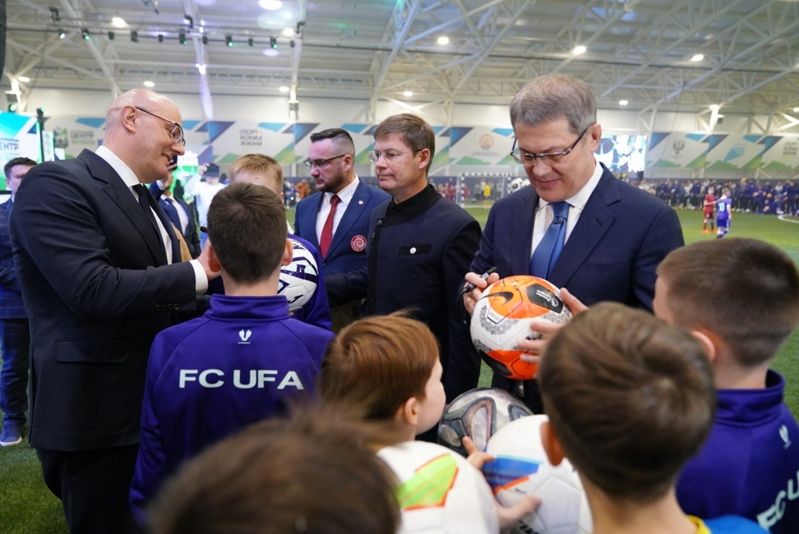 Радий Хабиров и Дмитрий Чернышенко открыли в Уфе футбольный манеж