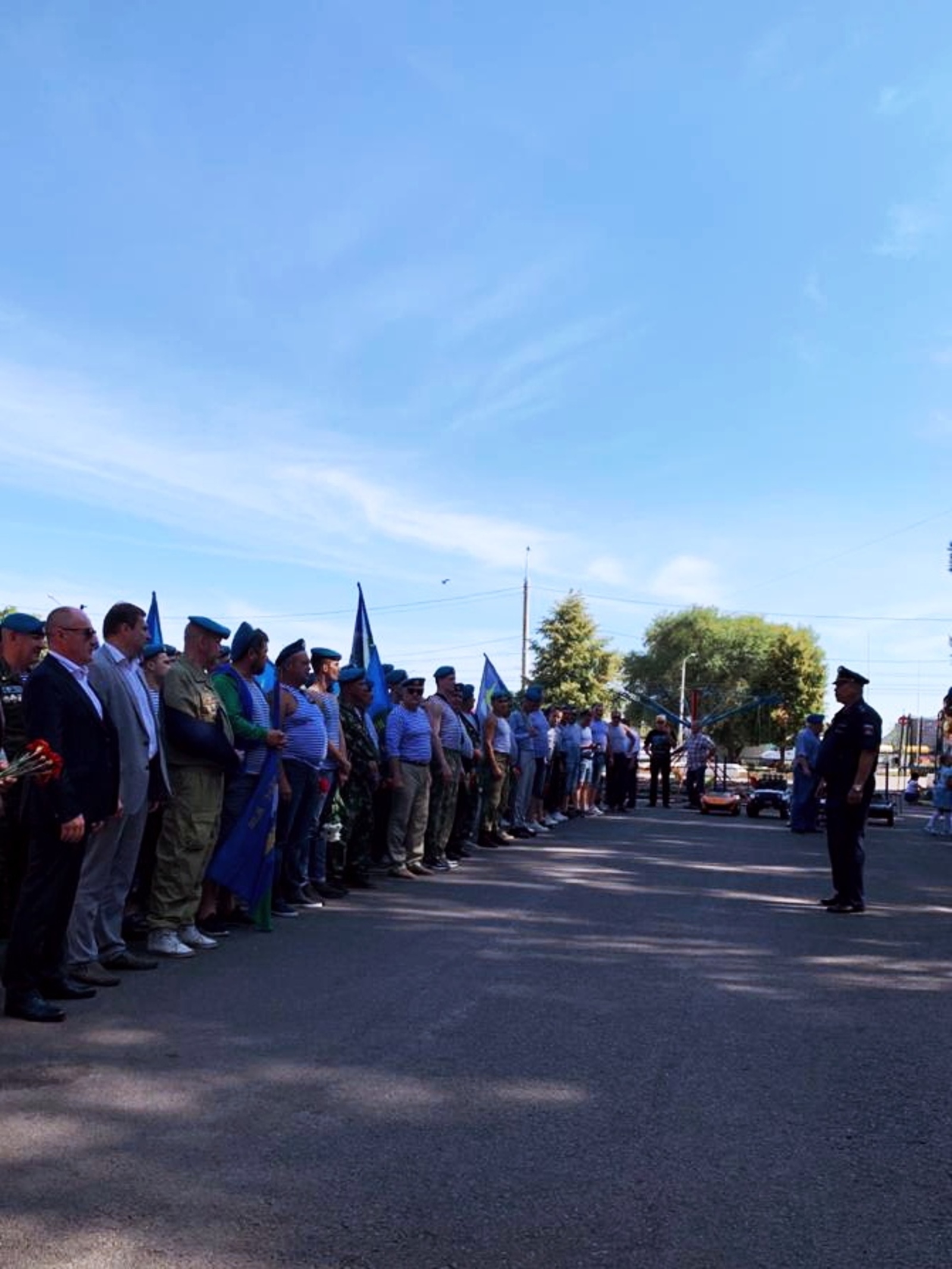 В Уфе ветераны ВДВ возложили цветы к памятнику воинам-десантникам