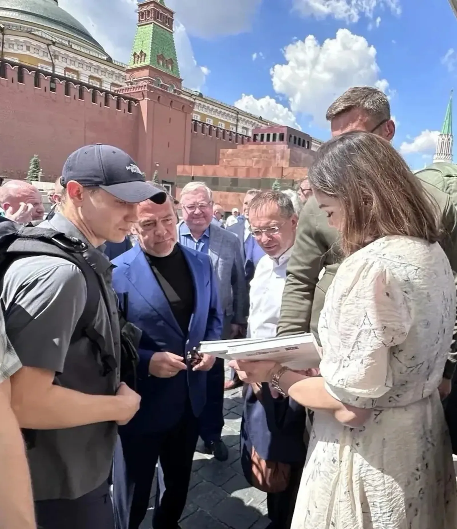 Наш «Китап» подарил книгу Дмитрию Медведеву