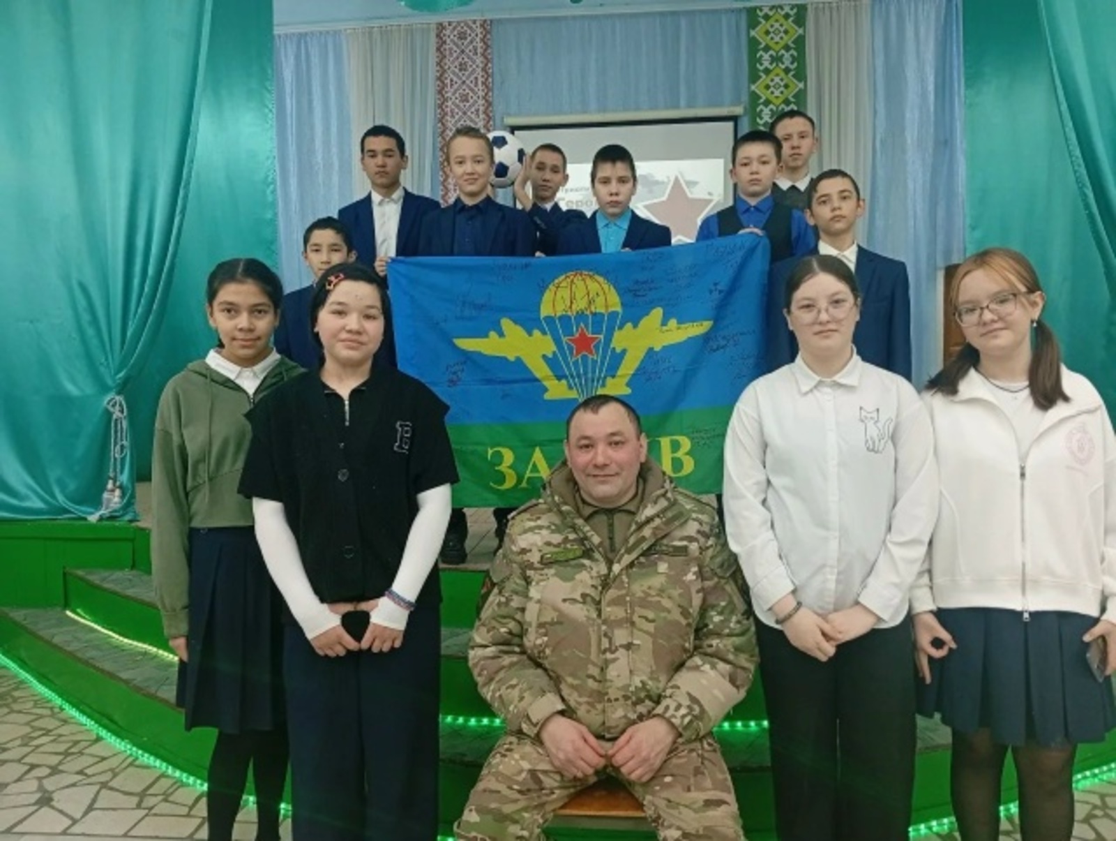 Боец подарил родной школе спортинвентарь