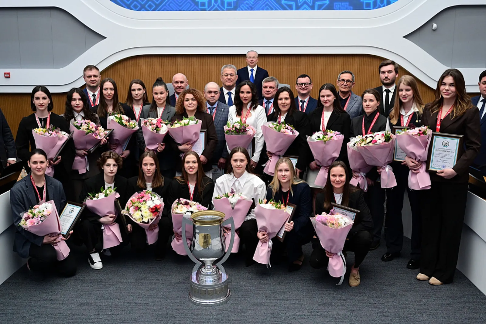 Радий Хабиров поздравил команду «Агидель» с победой в Кубке ЖХЛ