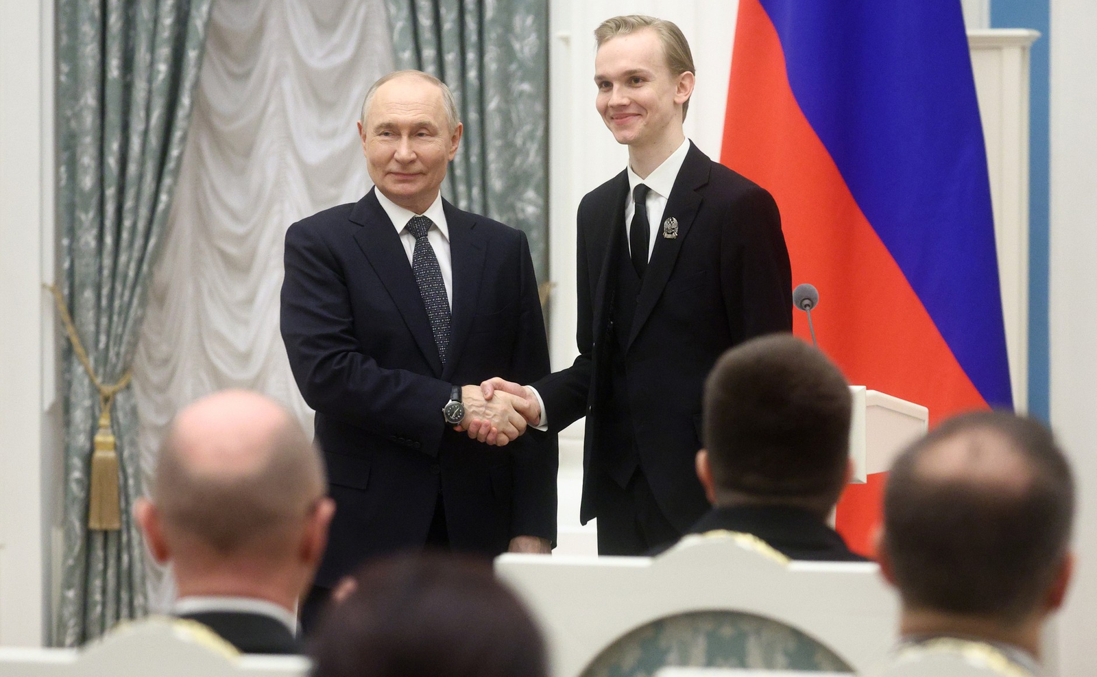 Путин вручил премии молодым деятелям культуры