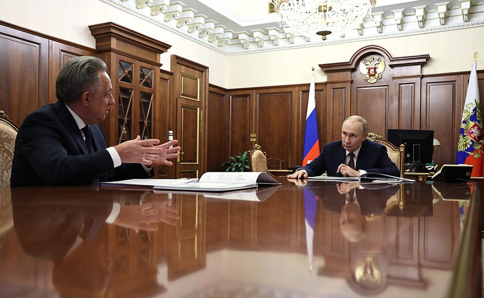 Путин провел встречу с главой «ДОМ.РФ» Мутко