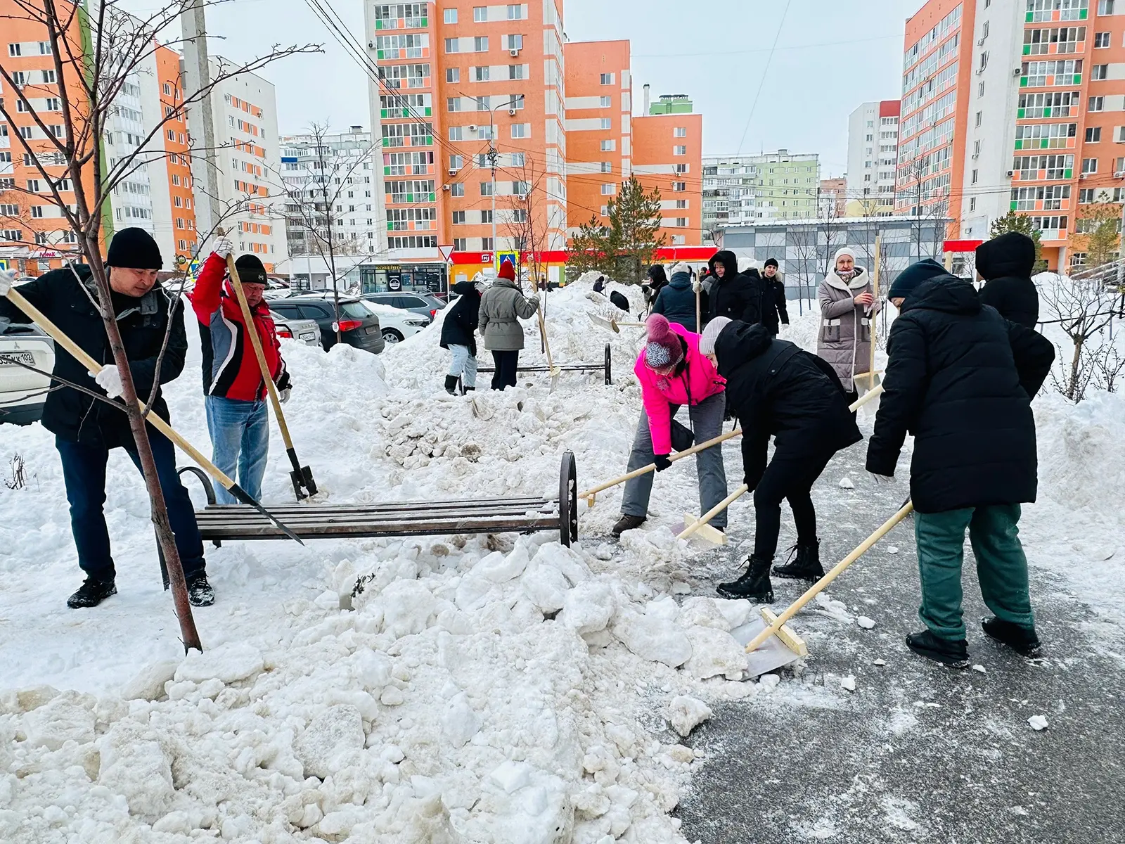 Вчера в Уфе на уборку снега вышли почти 23 тысячи горожан