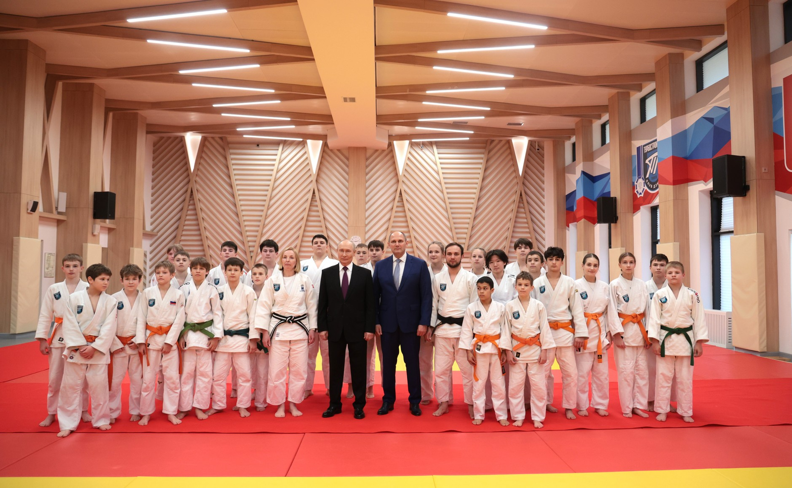 Путин посетил спортивную школу имени Рахлина