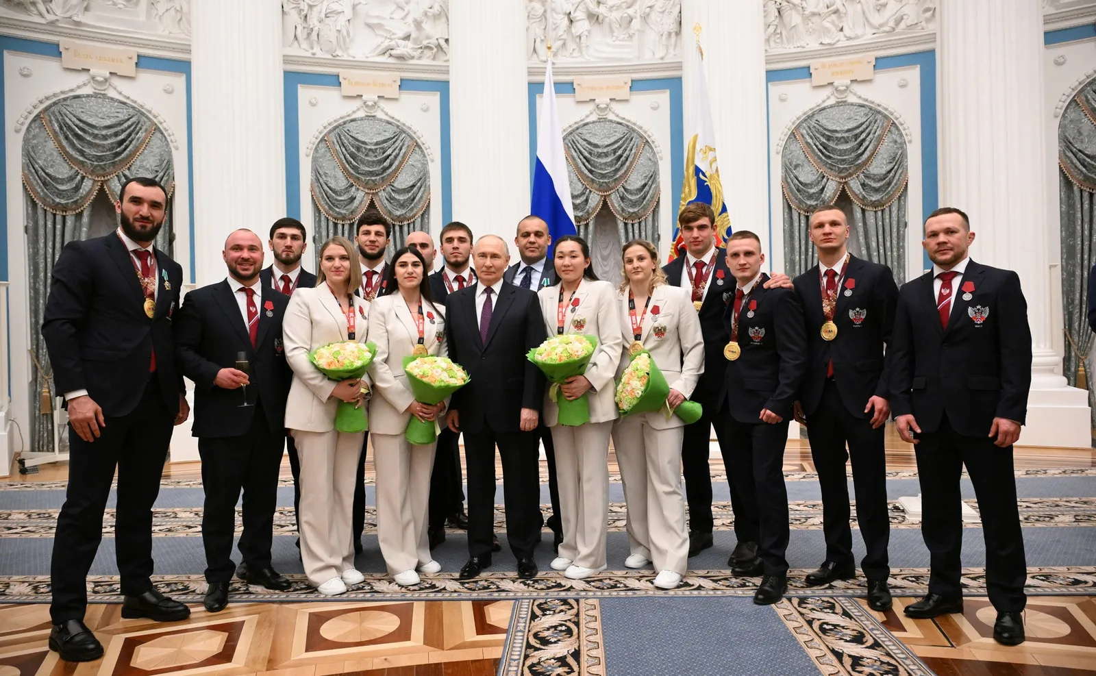 Путин вручил российским боксерам государственные награды