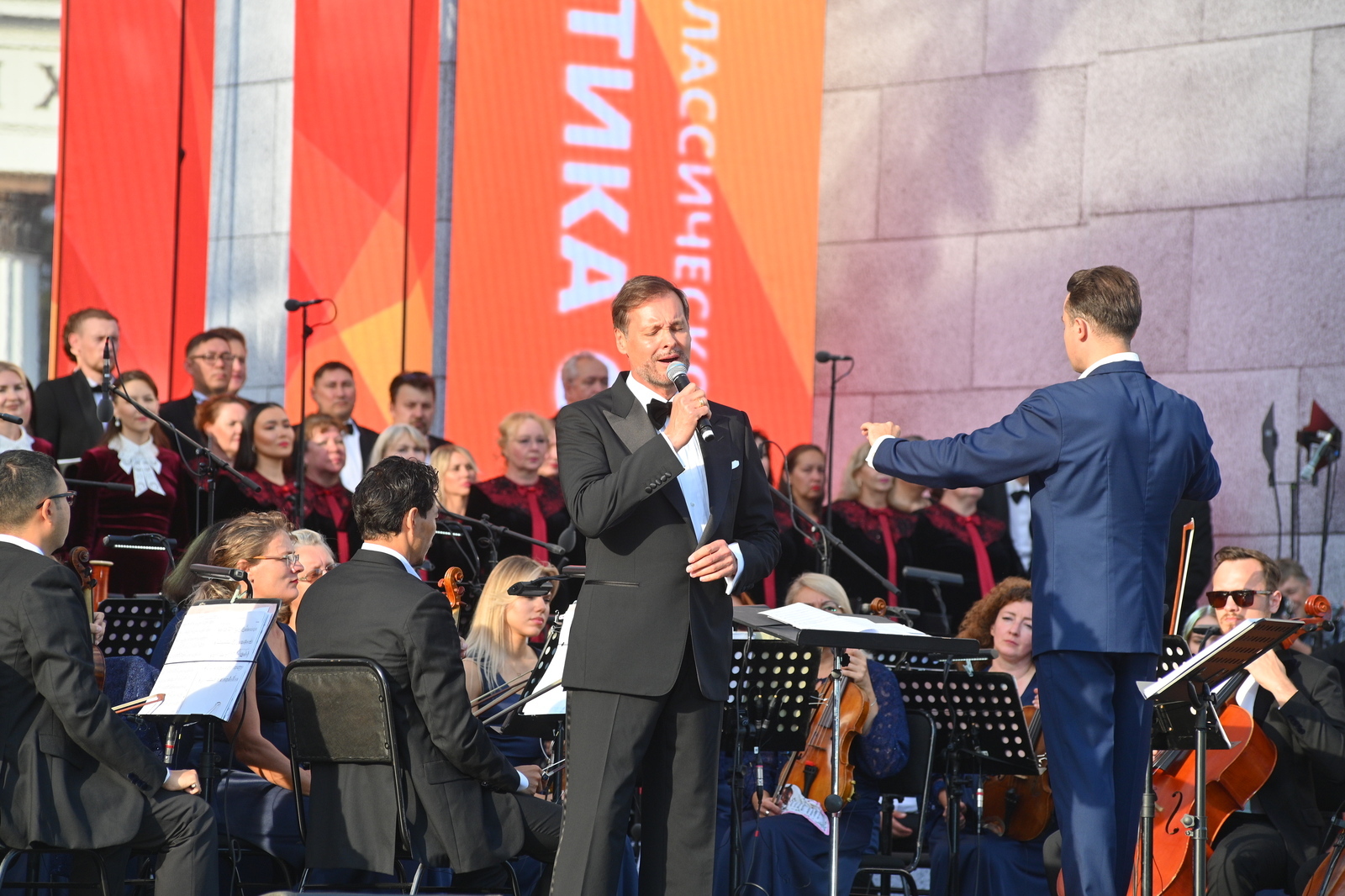 Аскар Абдразаков: Для меня огромная честь исполнять песни военных лет