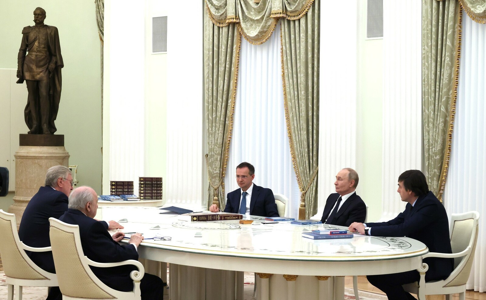 Путин встретился с редакторами учебников истории