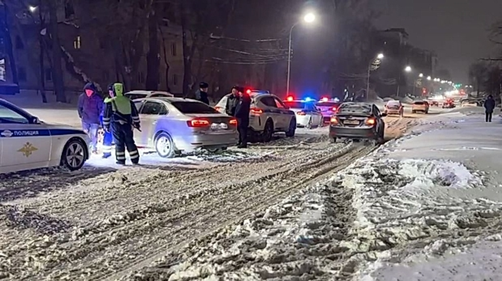 В Уфе автомобилист наехал на двух пешеходов на тротуаре