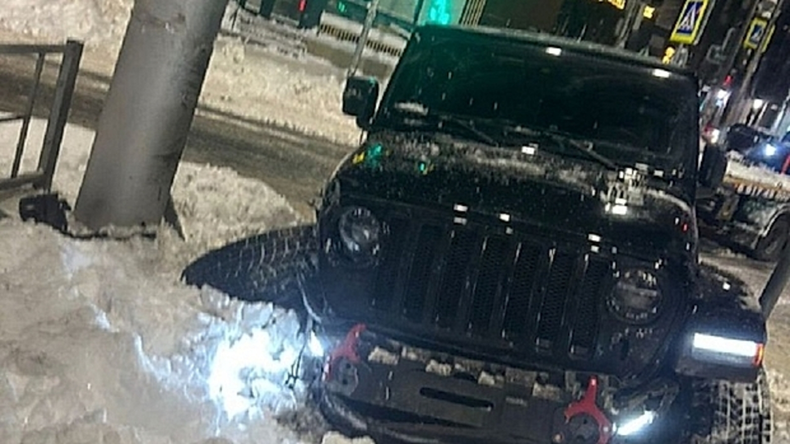 Пьяный водитель на «Jeep» протаранил столб