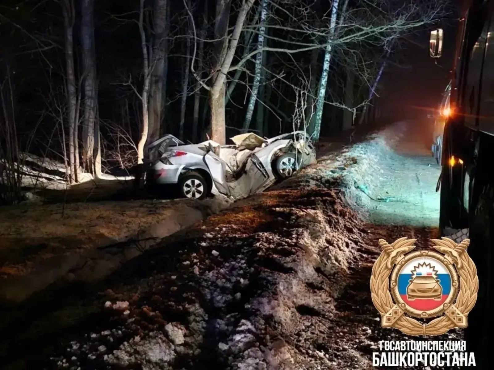 В Башкирии водитель "Соляриса" врезался в дерево. Погибли два человека