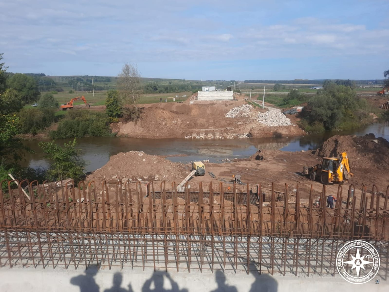 В Башкирии вторые сутки ищут в  реке водителя и автомобиль