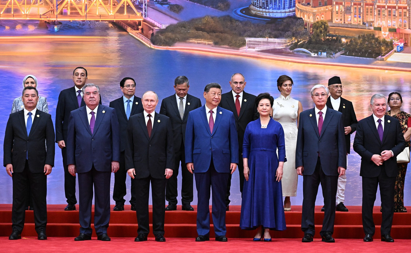 Путин принял участие в церемонии  приветствия участников саммита ШОС