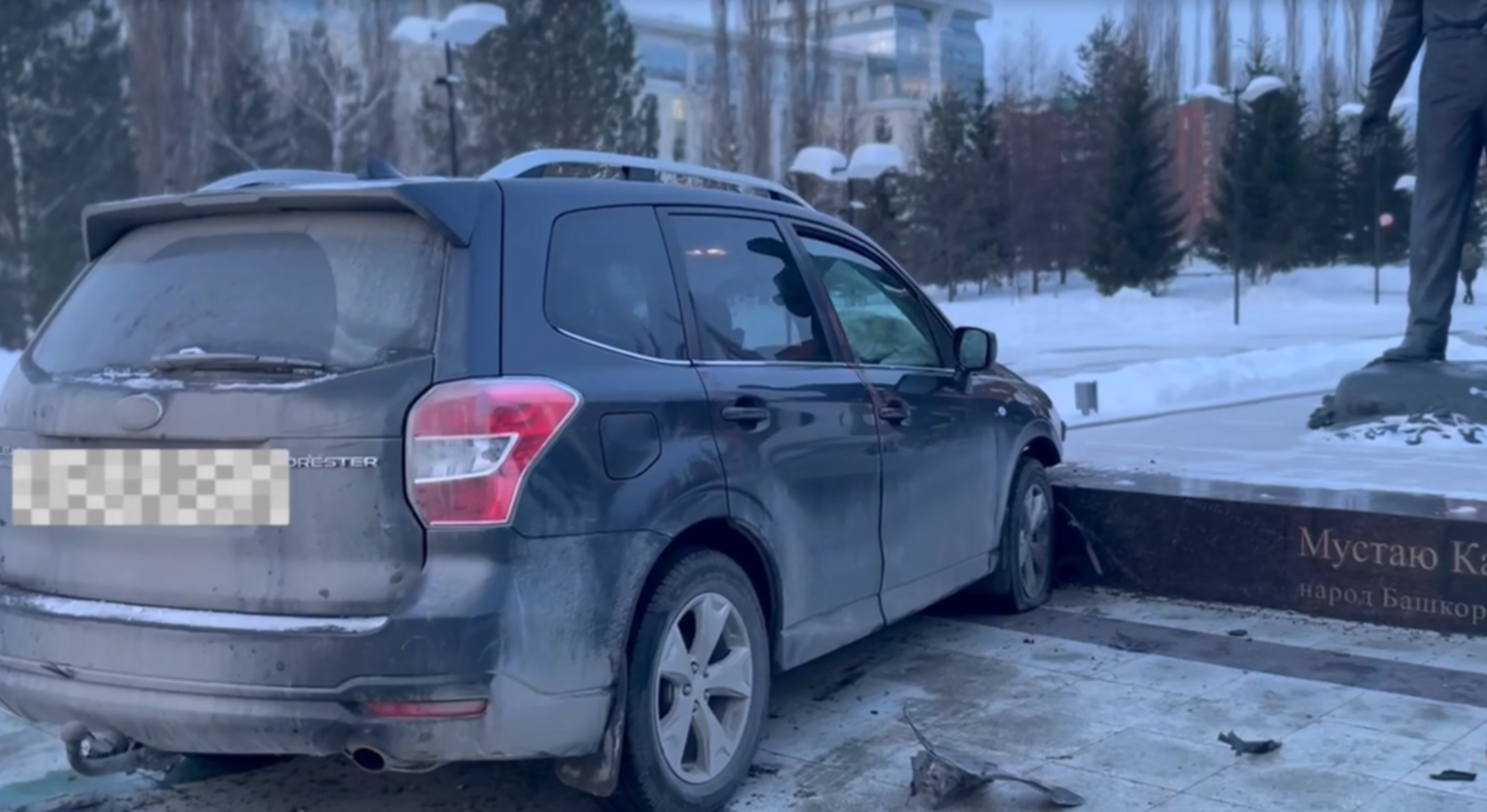 В Уфе автомобиль врезался в памятник Мустаю Кариму