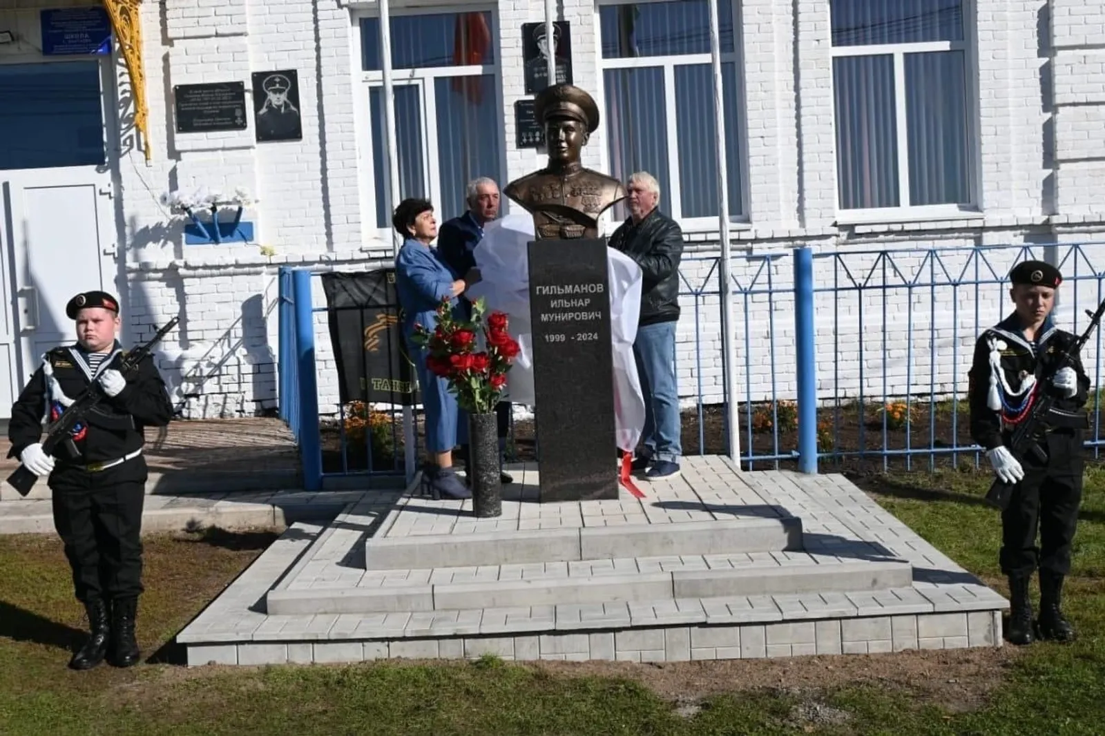 В Башкортостане открыли бюст герою СВО Ильнару Гильманову