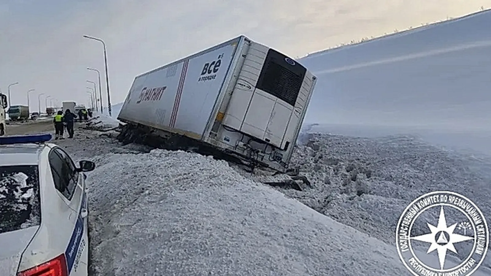 На трассе М-12 в Башкирии опрокинулась фура