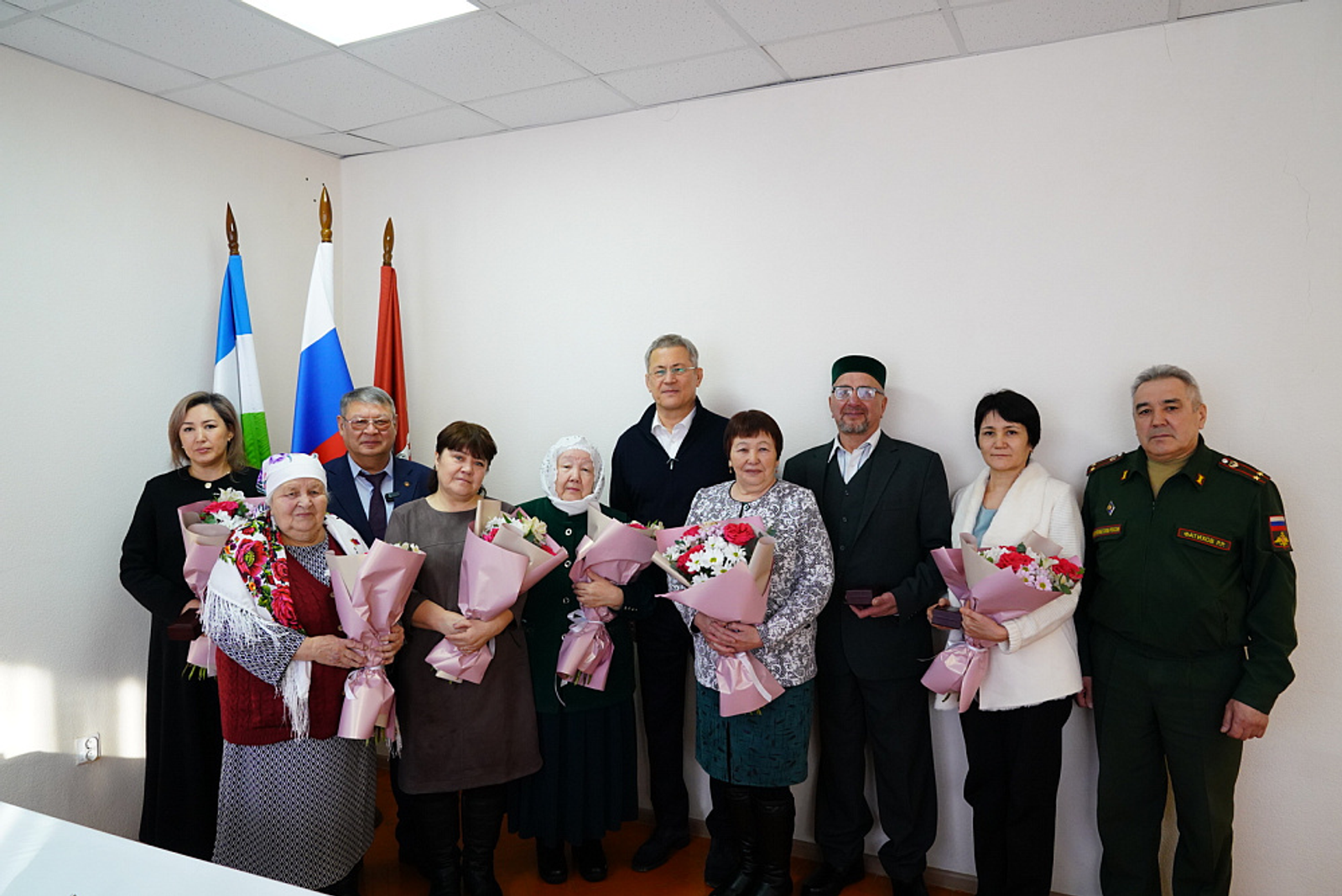 Радий Хабиров передал ордена Шаймуратова семьям погибших участников СВО