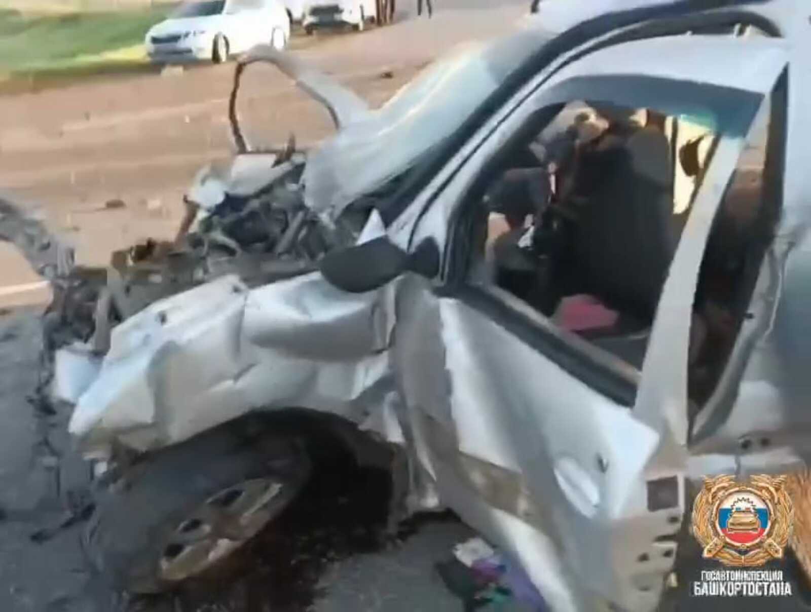 В Башкирии столкнулись "Ларгус" и "Киа". Три человека погибли