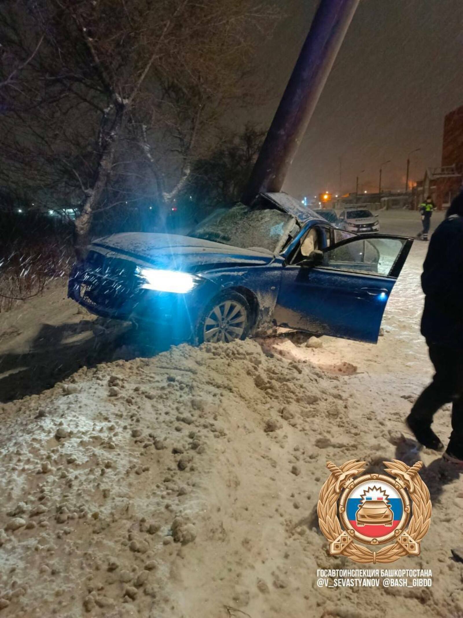 В Стерлитамаке водитель БМВ врезался в столб, погибла пассажирка