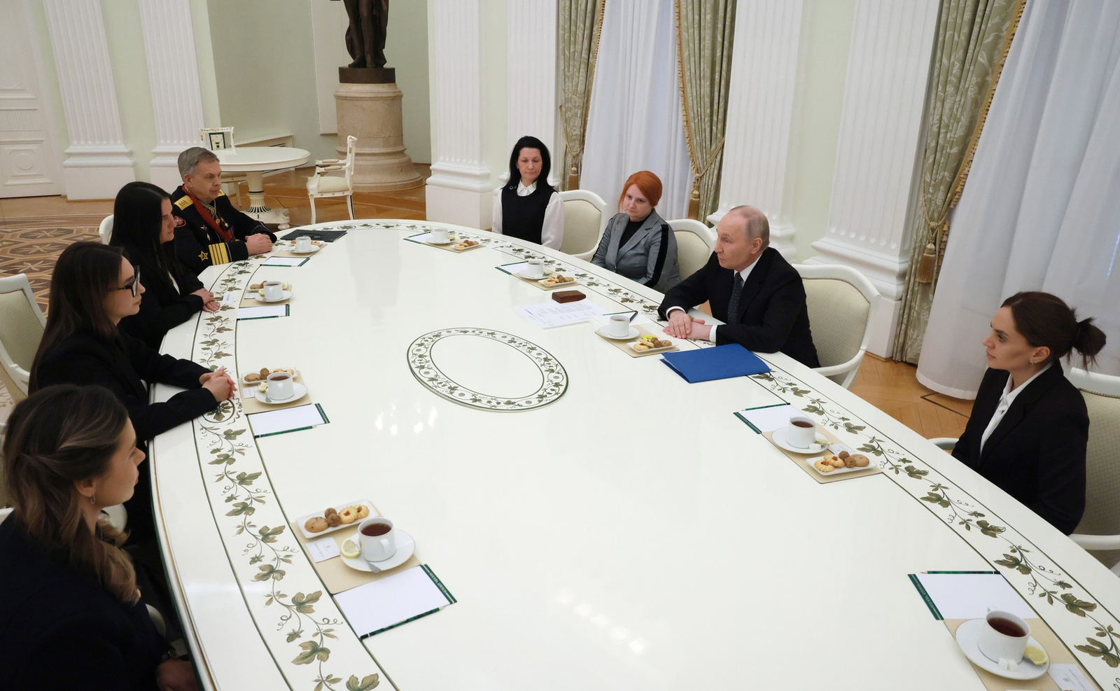 Путин встретился со вдовами геройски погибших военнослужащих