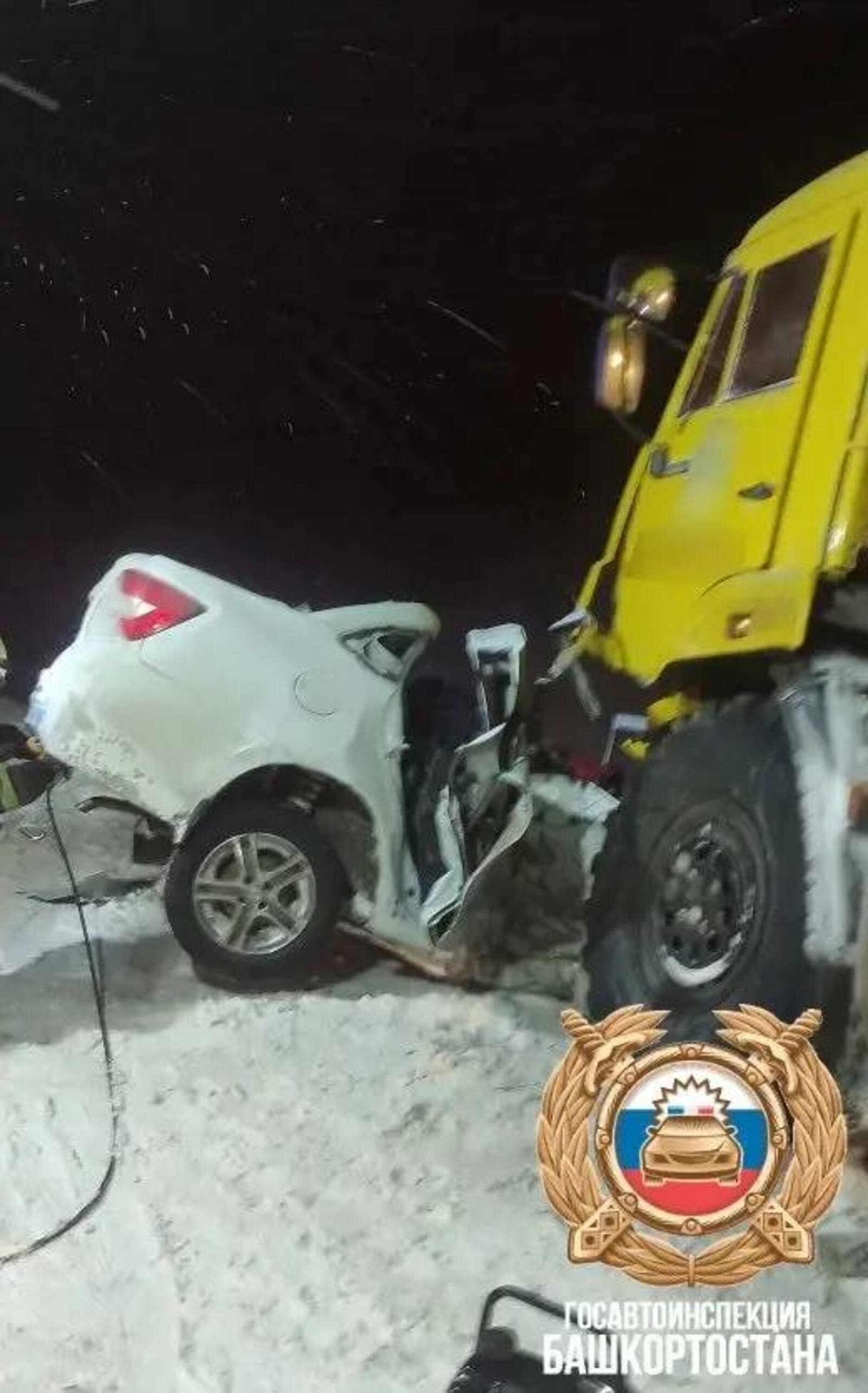 В Башкирии четыре человека погибли после столкновения Камаза и "Гранты"