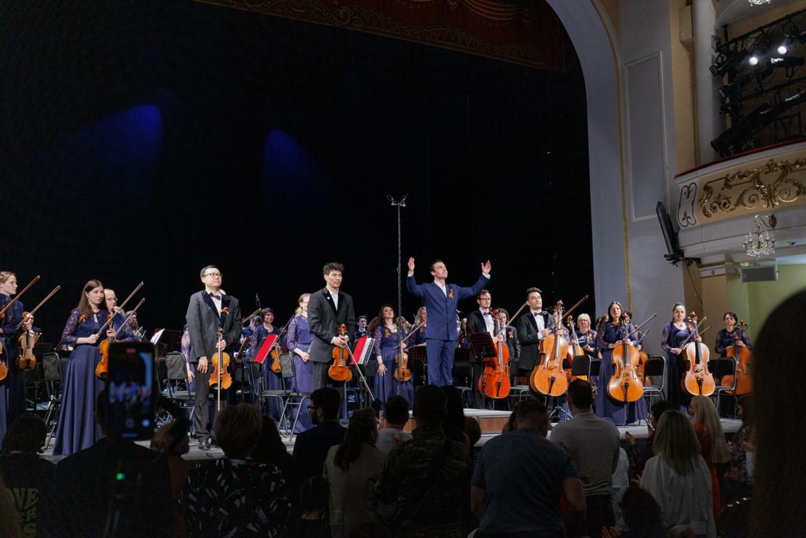 Высекая на сцене огонь Победы