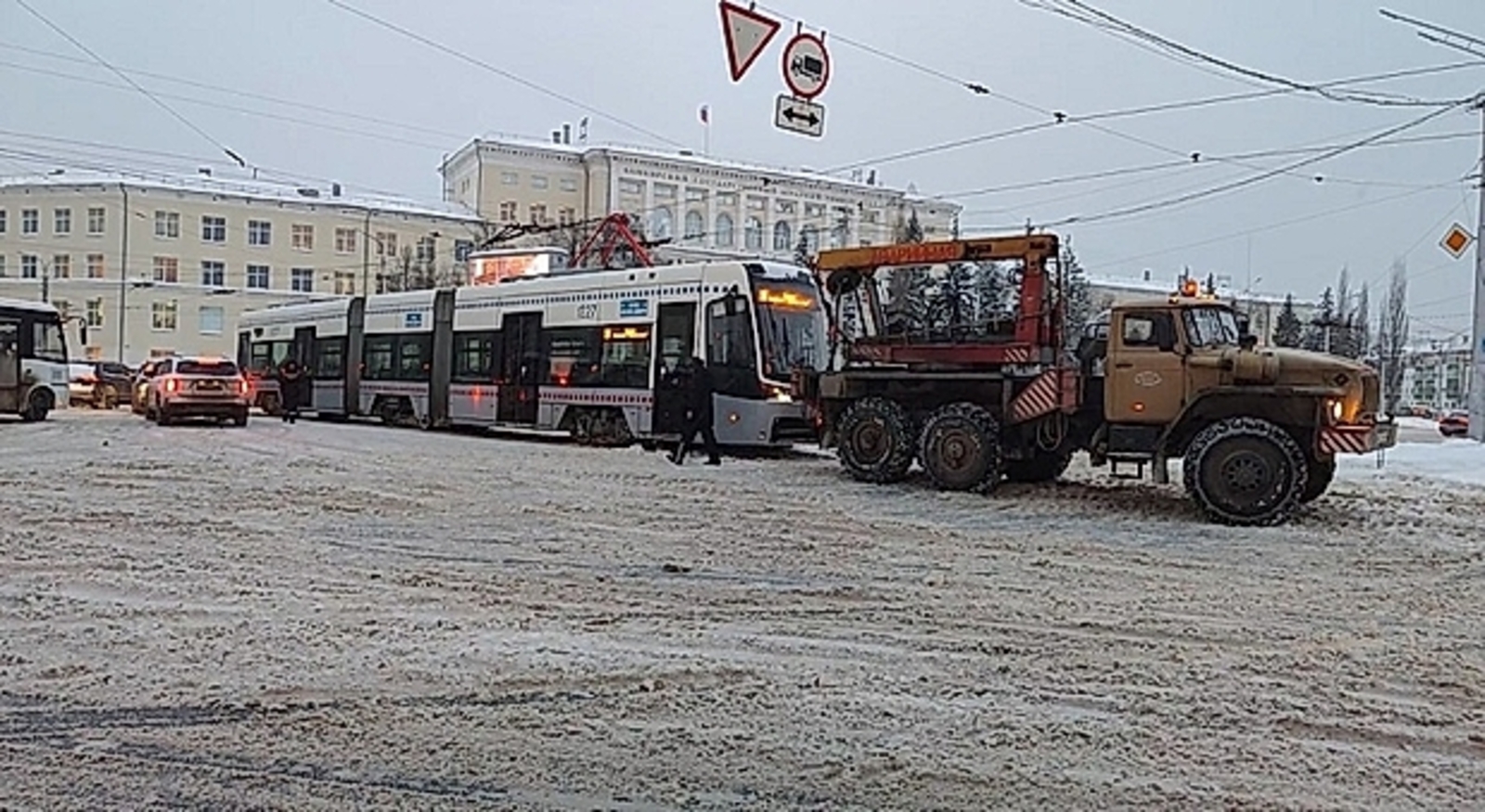 В Уфе из-за обрыва провода остановили трамваи и троллейбусы