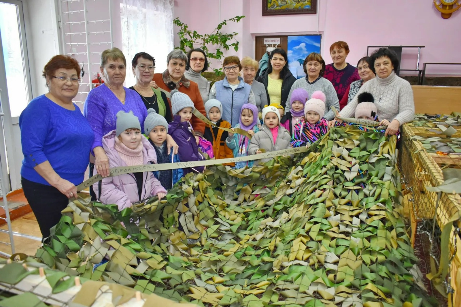 Фронту помогают стар и млад