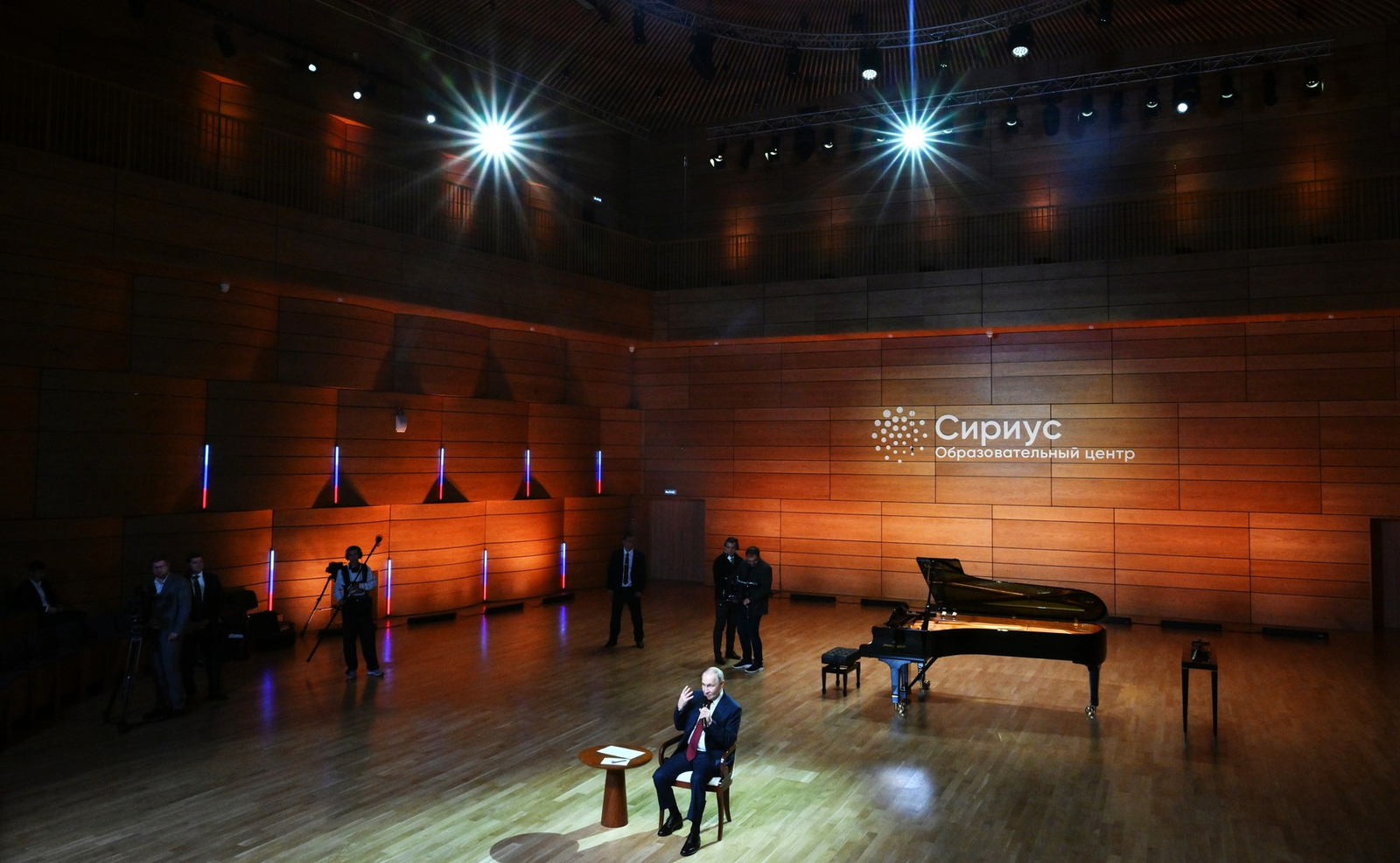 Путин  встретился  с коллективом  образовательного  центра  «Сириус»