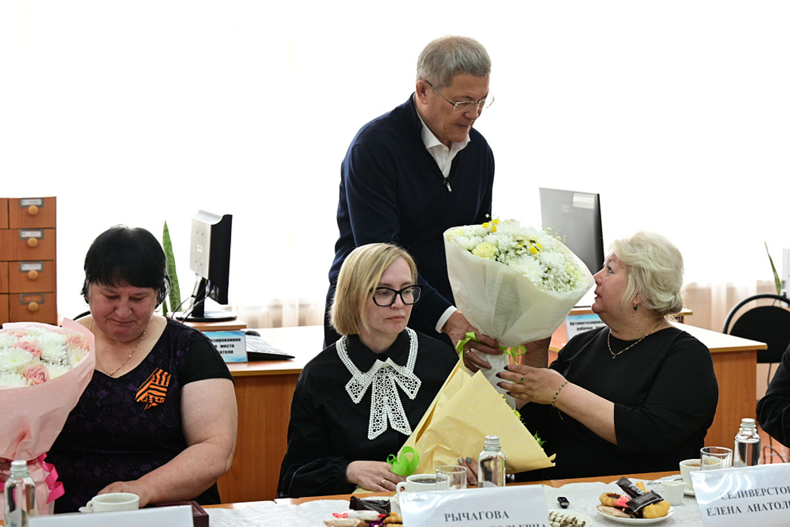 Радий Хабиров передал ордена генерала Шаймуратова семьям погибших участников СВО