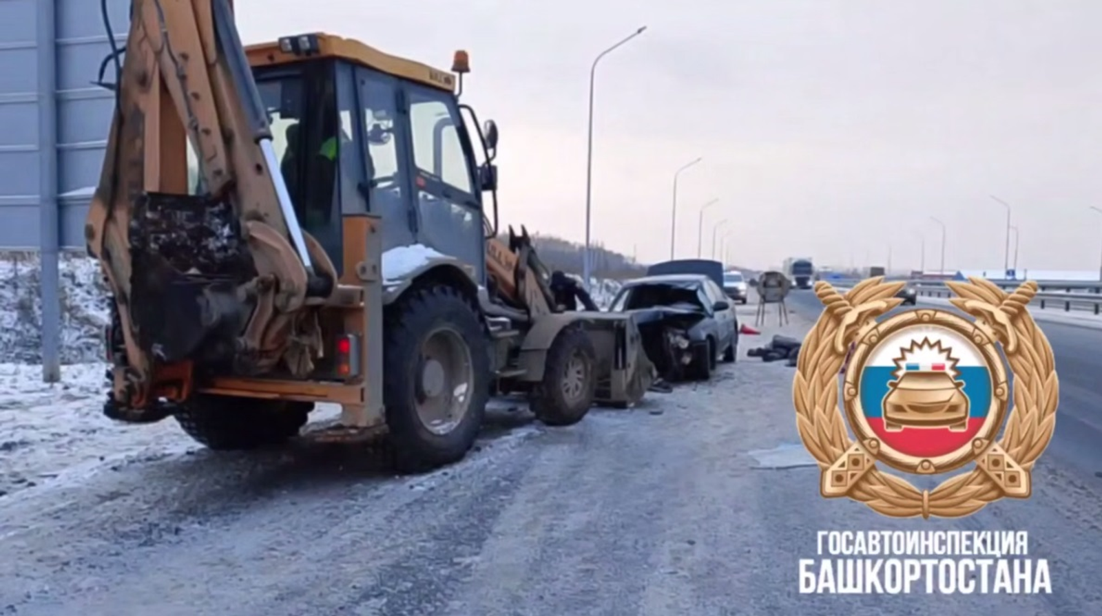 Под Уфой столкнулись иномарка и экскаватор. Погибла женщина